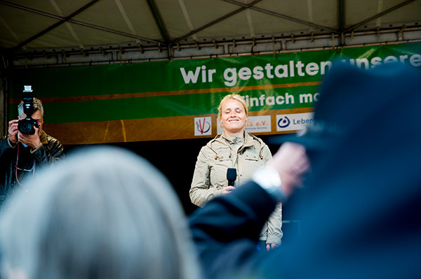  Verena Bentele eröffnet die Abschlusskundgebung am Brandenburger Tor