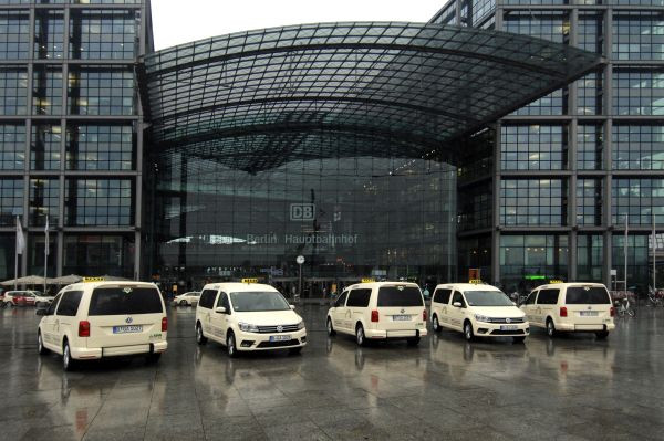 Inklusionstaxis vor dem Berliner Hauptbahnhof