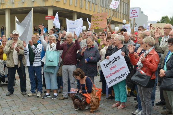 Gehörlose Menschen am 14. 7. vorm Landtag dabei 