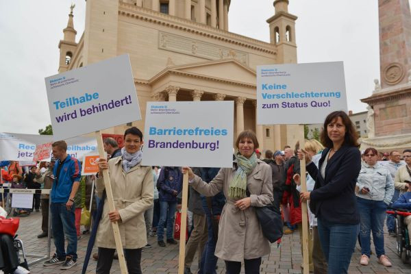 Viele Frauen am 14.7. vorm Brandenburger Landtag