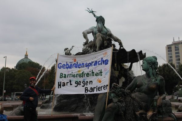 Gebärdensprache am Neptunbrunnen