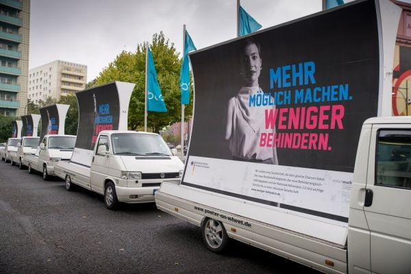 PR-Aktion des BMAS vor dem Veranstaltungsort der Inklusionstage