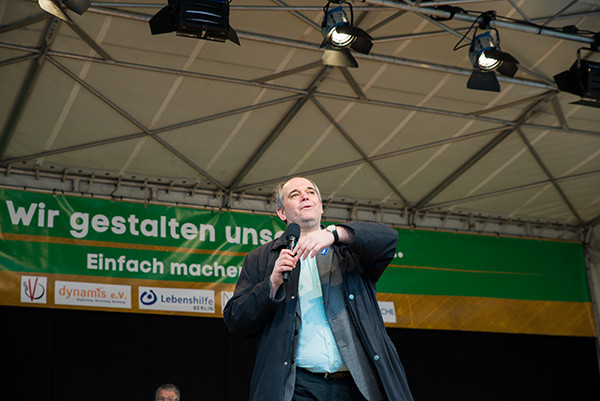 Ottmar Miles-Paul moderiert das Programm auf der Bühne