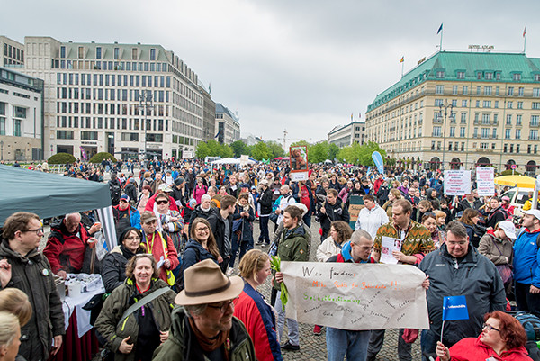 Protestler auf dem Pariser Platz