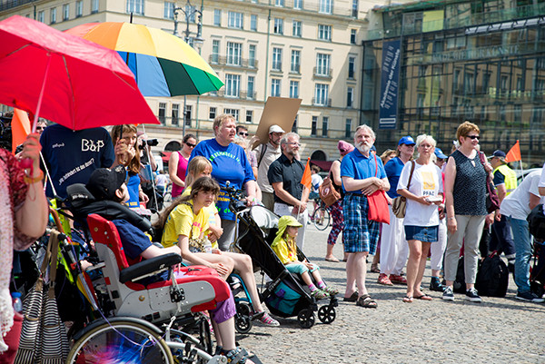 Pflegeeltern demonstrieren mit ihren Kindern