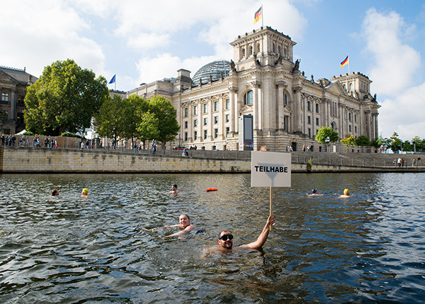 Aktion am Reichstagufer - Blinde gehen baden