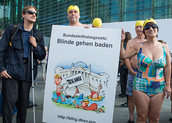 Aktion am Reichstagufer - Blinde gehen baden