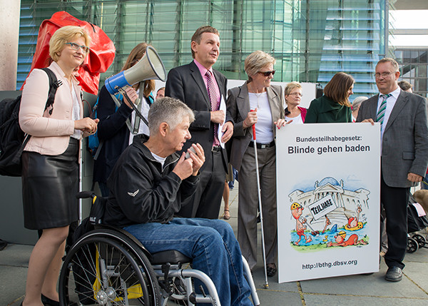 Aktion am Reichstagufer - Blinde gehen baden