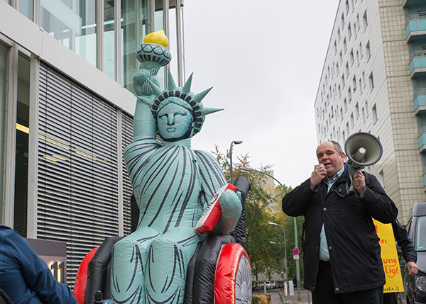 Performance für Nachbesserungen zum Bundesteilhabegesetz am 13. Oktober vor dem Berlin Congress Center 