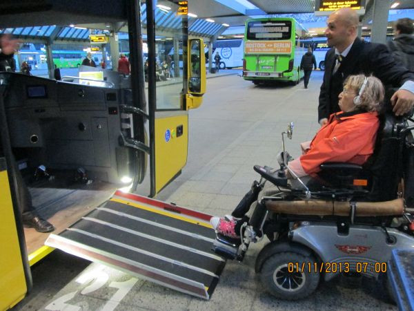 Ursula Lehmann rollt problemlos in den Bus 