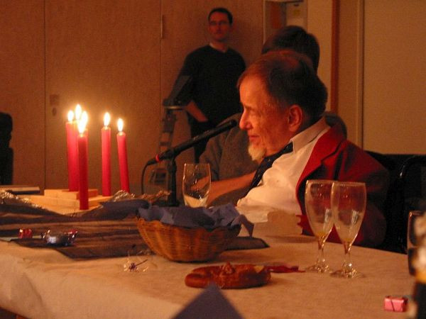 Dirk Bergen am Tisch bei Kerzenschein